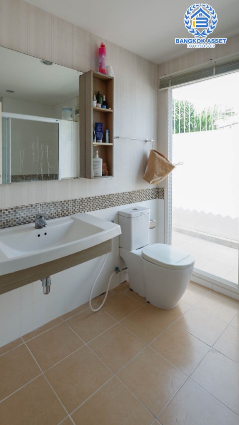 บ้านเดี่ยวมือสองย่านนนทบุรีฯ ม.คาซ่าแกรนด์ รัตนาธิเบศร์-ราชพฤกษ์ เนื้อที่กว้างขวางมากถึง 111 ตร.ว. ฟังก์ชัน 4 ห้องนอน 5 ห้องน้ำ ที่จอดรถ 5 คัน แถมฟรี! เครื่องปรับอากาศ 7 เครื่อง บนทำเลแห่งการเดินทาง ใกล้รถไฟฟ้าสายสีม่วง "สถานีบางรักใหญ่"...